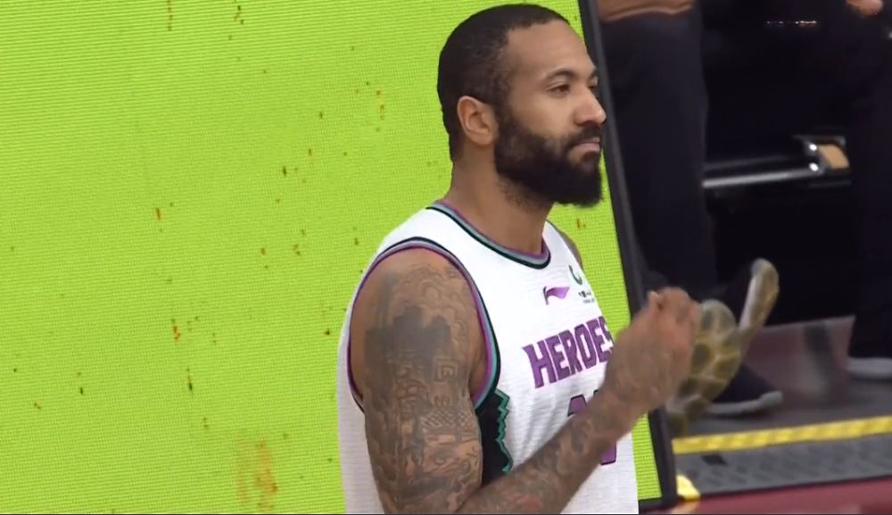 包含波尔图围绕中超单刀错失今夜费耶诺德备战全明星赛，网友：今夜里尔手感冰凉——全明星赛节点到来的词条